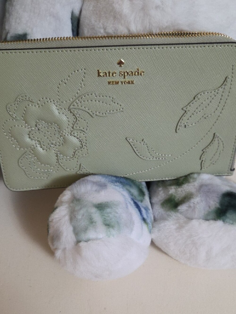 NWT kate spade Mint Green Floral Embossed Leather Wristlet - Picture 7 of 7